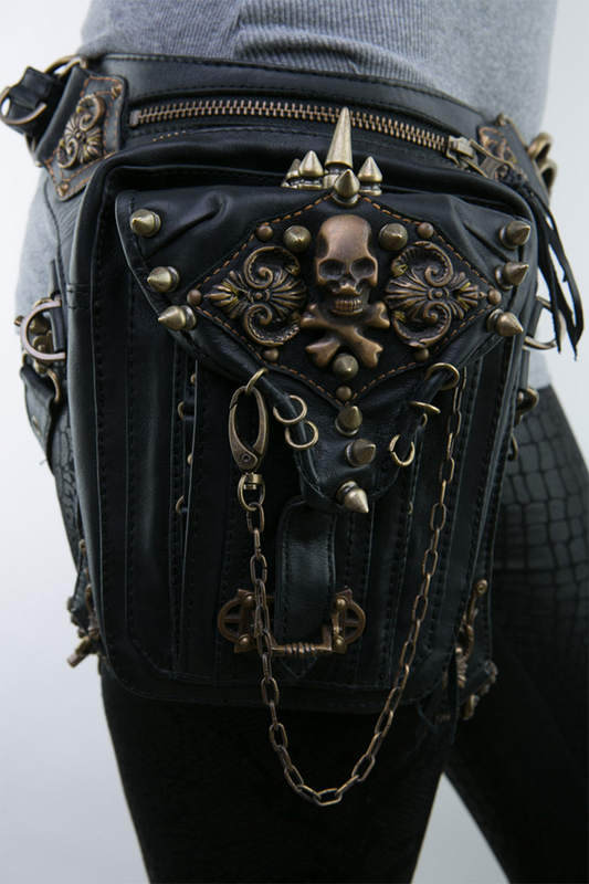 Bolsos con Remaches, Cadenas y Cremalleras de Calaveras Punk