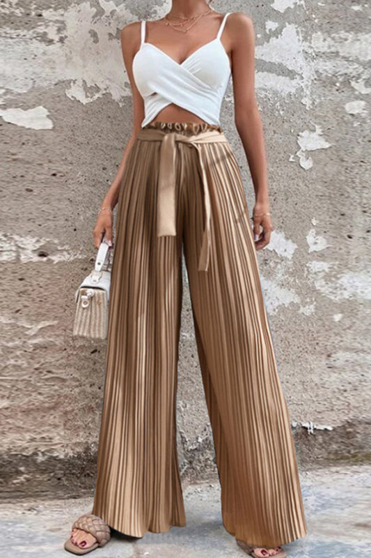 Elegante pantalón de pernera ancha, tiro alto, liso con cinturón y patchwork en el bajo
