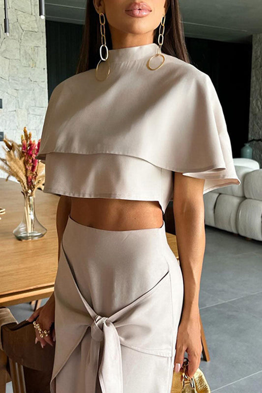 Conjunto de dos piezas de manga corta con cuello medio alto, aberturas laterales y cinturón, de color liso informal