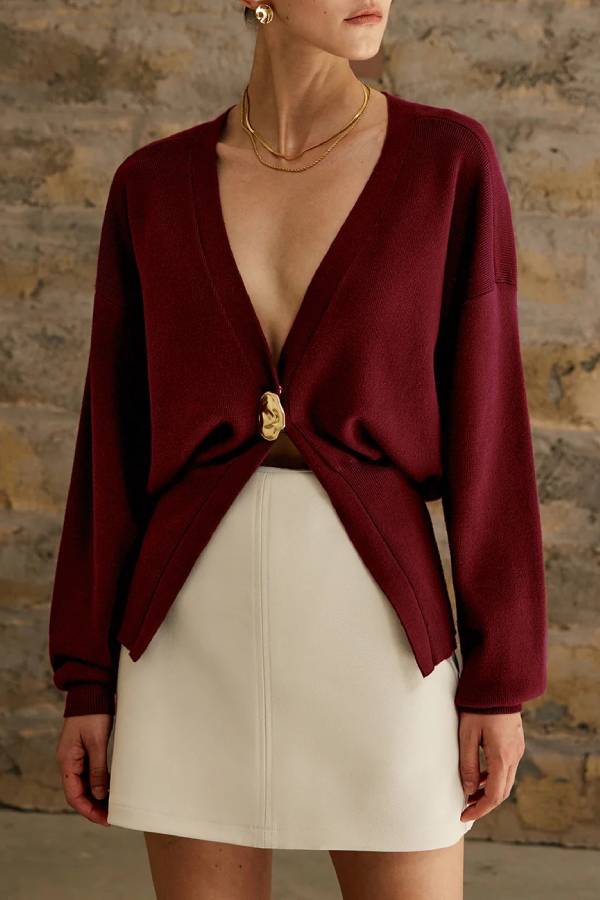 Metal buckle V-neck knit cardigan