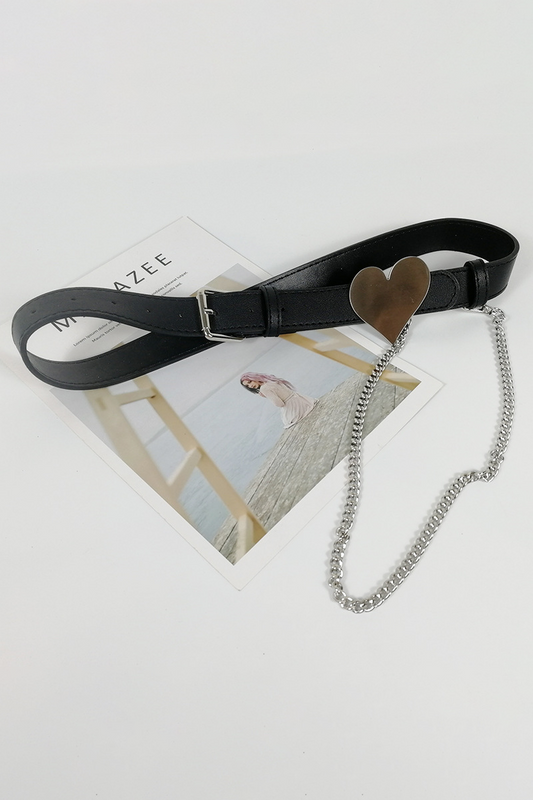 Cadenas y cinturones decorativos con accesorios metálicos y patchwork estilo urbano