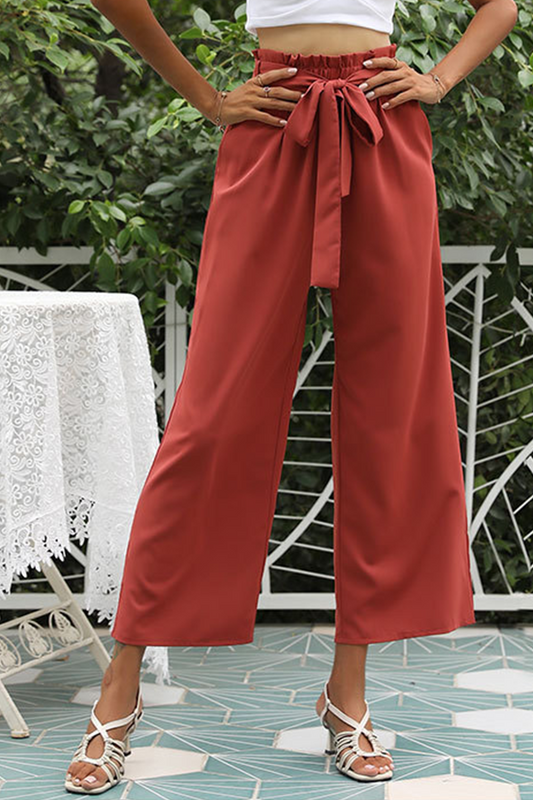 Pantalones de pernera ancha, tiro recto y color liso, con cinturón.