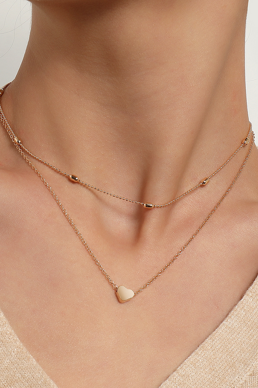 Collares llamativos con cadena y parches.