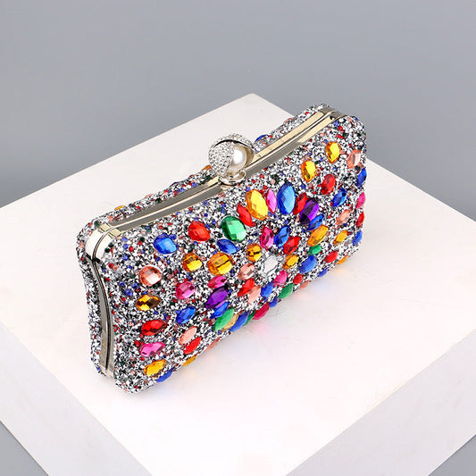 Bolsos informales de retales con cadenas y pedrería