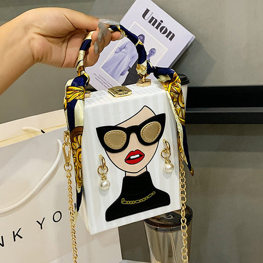Bolsos informales con estampado de retazos y cadenas
