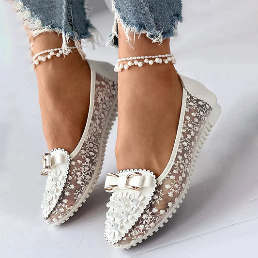 Zapatos de boda para novia con elegantes detalles de lazo aplicado y encaje, bailarinas planas