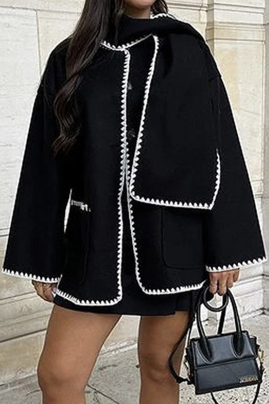 Abrigo informal de estilo británico con botones, cuello tipo bufanda en contraste