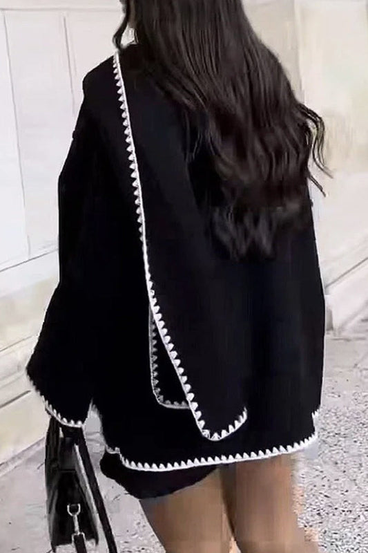 Abrigo informal de estilo británico con botones, cuello tipo bufanda en contraste