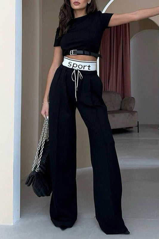 Estilo británico casual, dos piezas: camiseta de cuello redondo y manga corta con cordón y cinturón a juego.