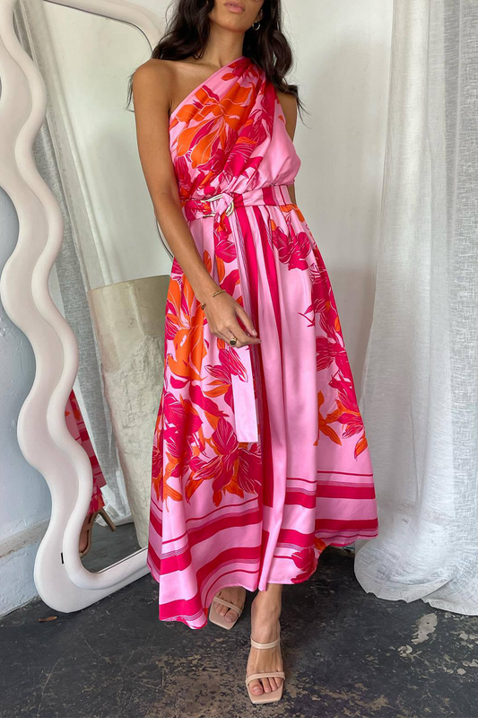 Elegante vestido irregular con estampado floral, cinturón y cuello oblicuo