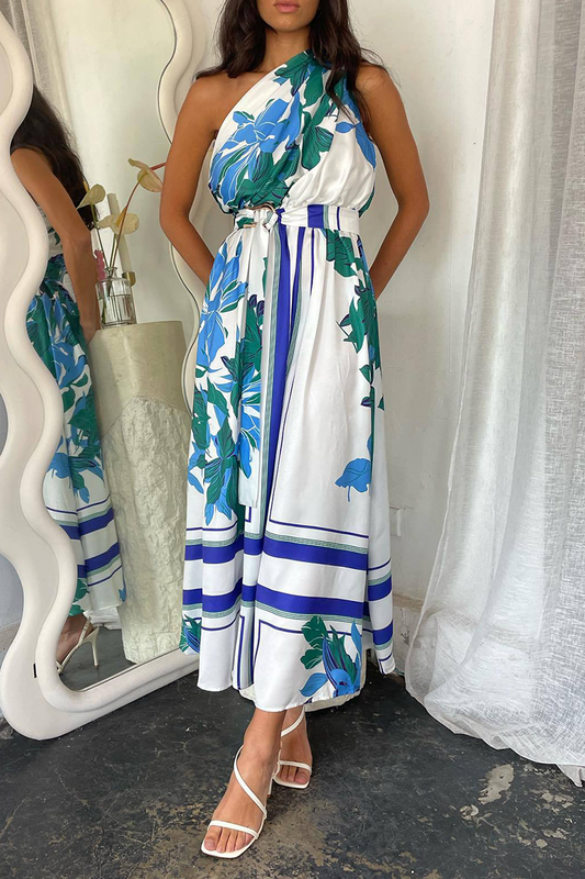 Elegante vestido irregular con estampado floral, cinturón y cuello oblicuo