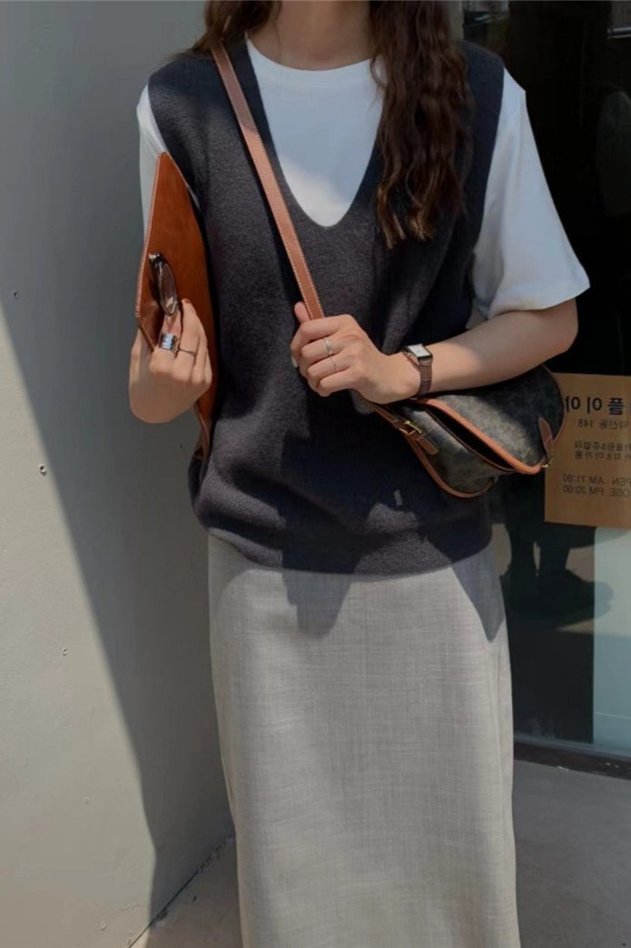 Fashionable Sleeveless Knit Sweater