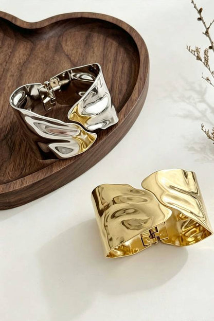 A Stylish and Distinctive Open-style Bracelet Featuring An Irregular, Crisscross Design.