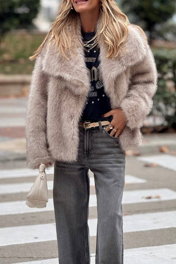 Short plush coat with large lapel