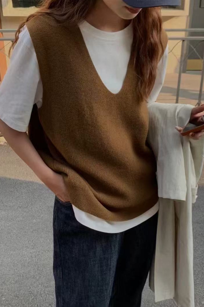 Fashionable Sleeveless Knit Sweater