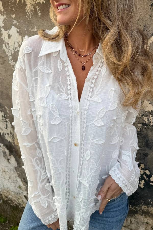 Blusa flores y bordados blanca