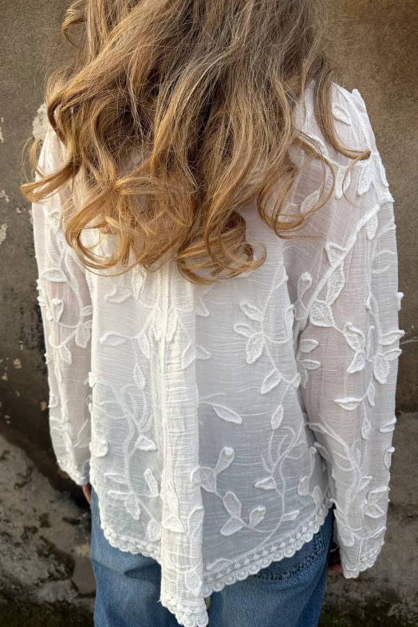 Blusa flores y bordados blanca