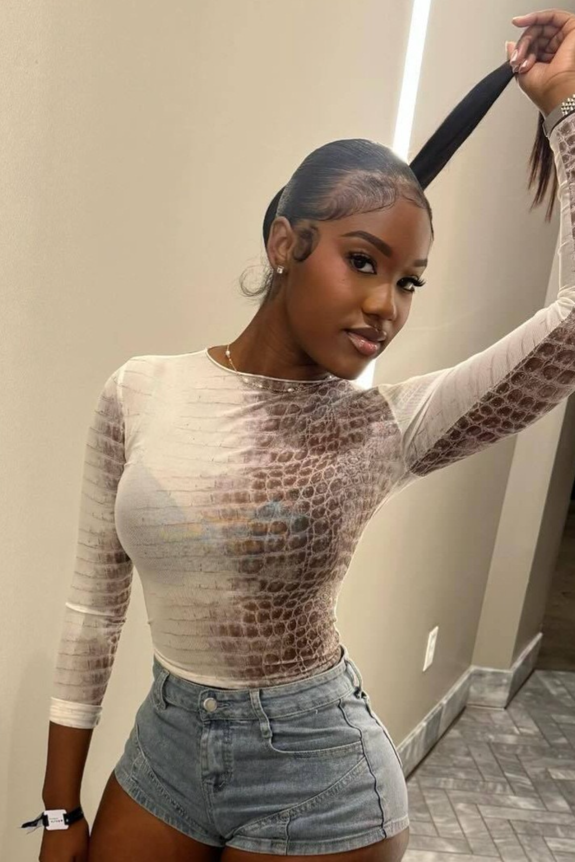 Printed Slim Fitted Crew Neck Cropped Long Sleeve Crop Top