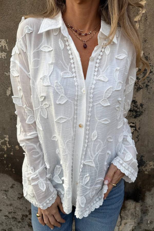 Blusa flores y bordados blanca
