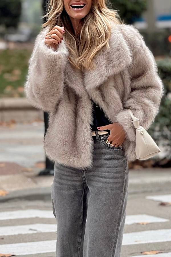Short plush coat with large lapel
