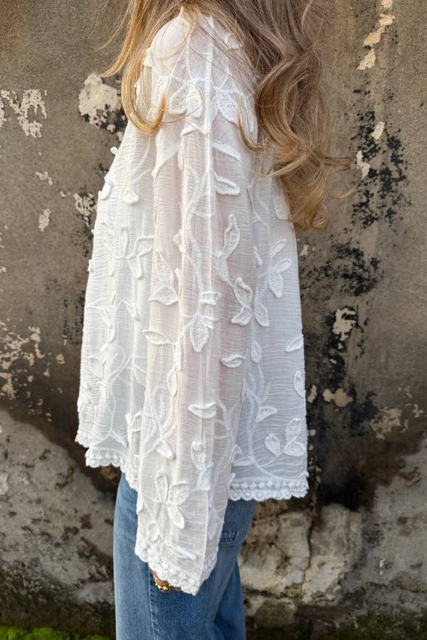Blusa flores y bordados blanca