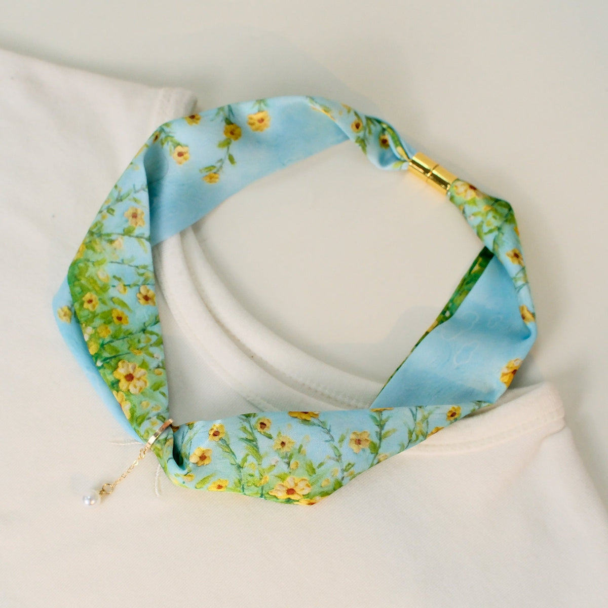 Pearl Magnetic Buckle Oil Painting Neck Scarf
