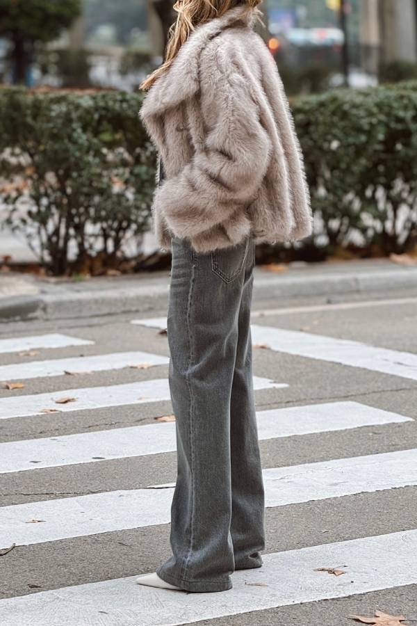 Short plush coat with large lapel