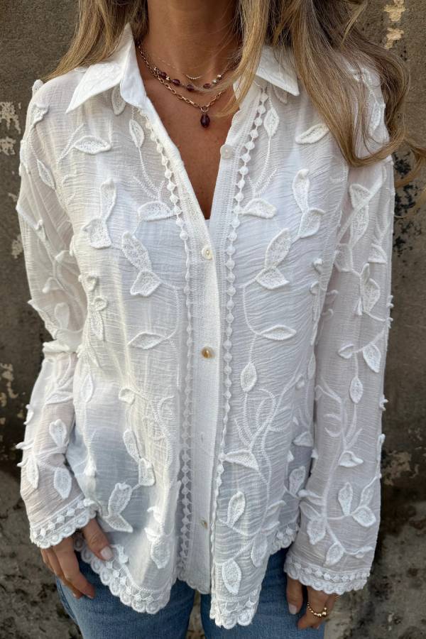 Blusa flores y bordados blanca
