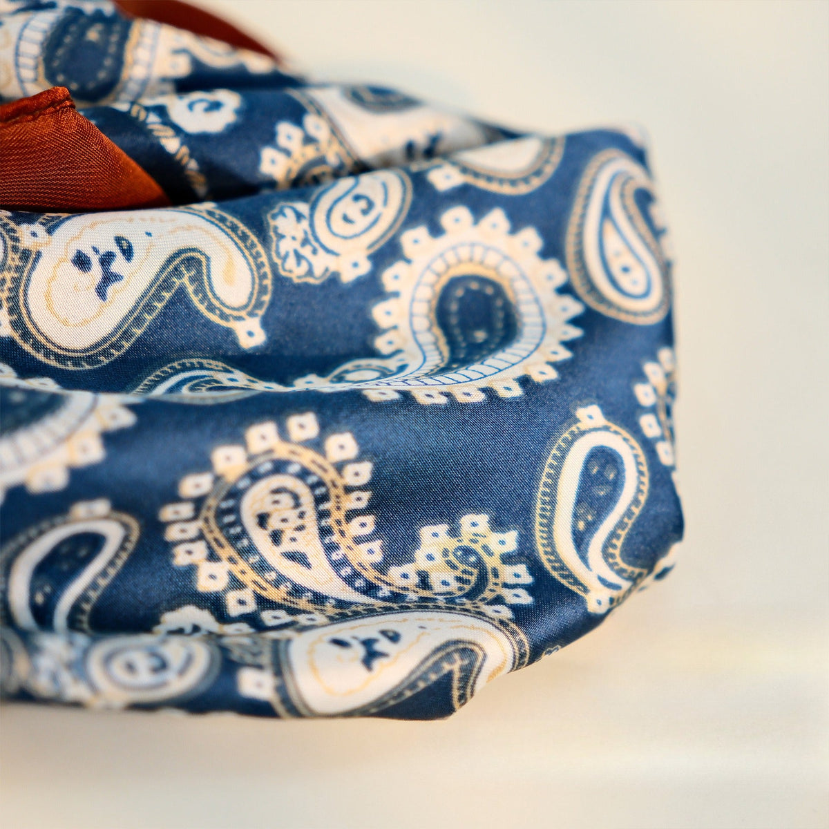 Retro Paisley Pearl Magnetic Buckle Neck Scarf
